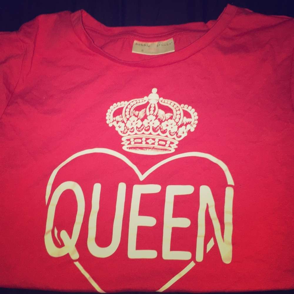 A red women t-shirt that says queen❤️